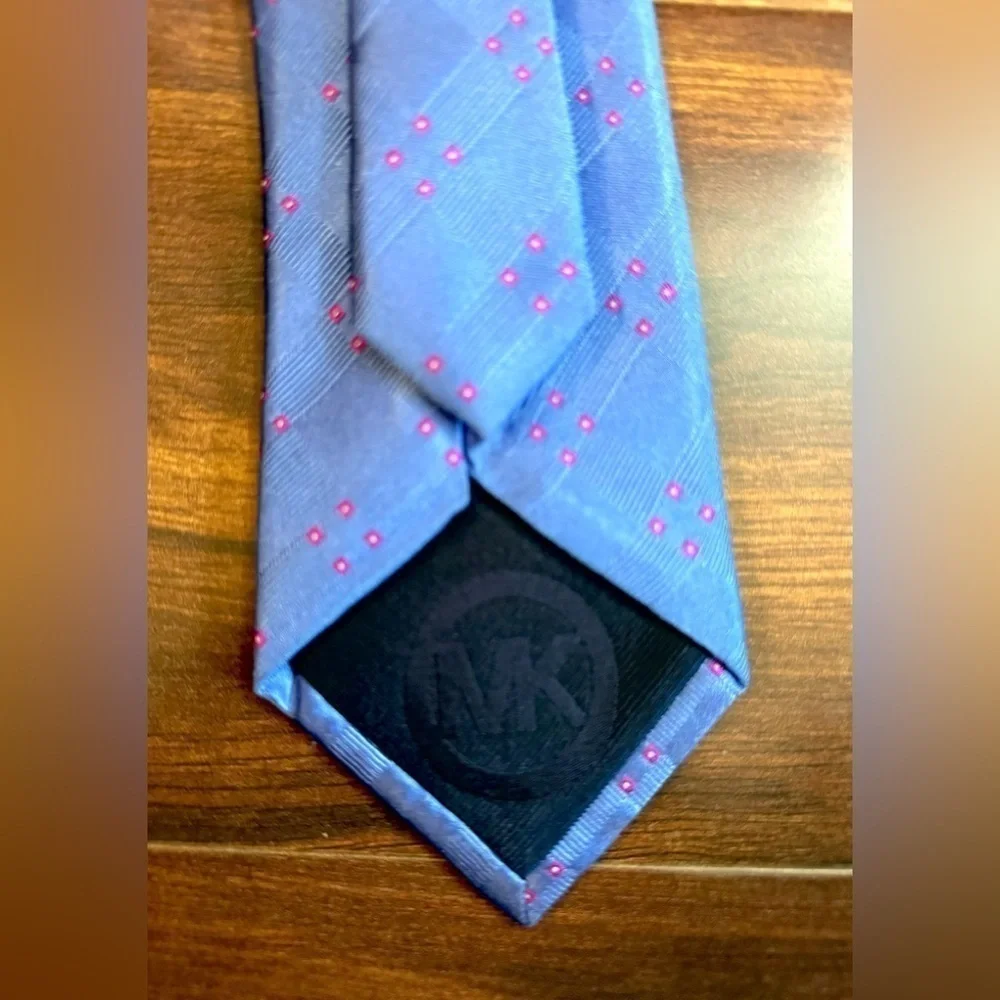 Elegant MICHAEL KORS 100% Silk Blue Jacquard Necktie Like New